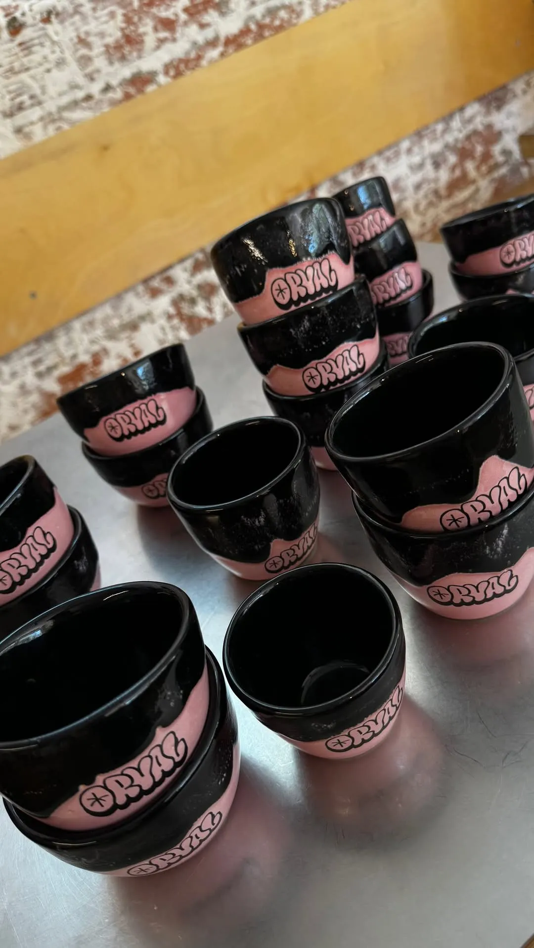Tasses de ceràmica negres i roses amb el nom d’Orval